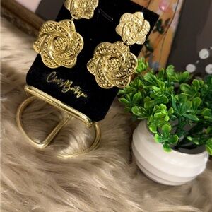 CC Boutique Elegant Gold Swirl Earrings